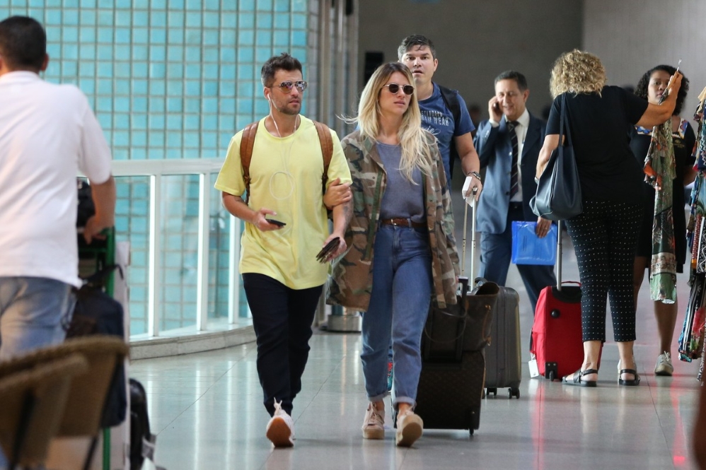 Bruno Gagliasso e Giovanna Ewbank são clicados em aeroporto com looks estilosos