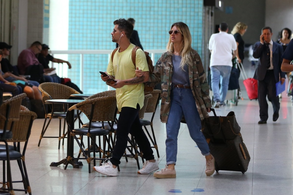 Bruno Gagliasso e Giovanna Ewbank são clicados em aeroporto com looks estilosos