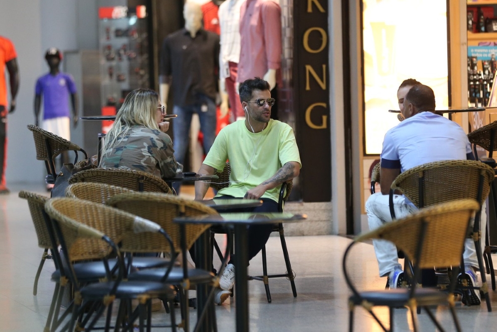 Bruno Gagliasso e Giovanna Ewbank são clicados em aeroporto com looks estilosos