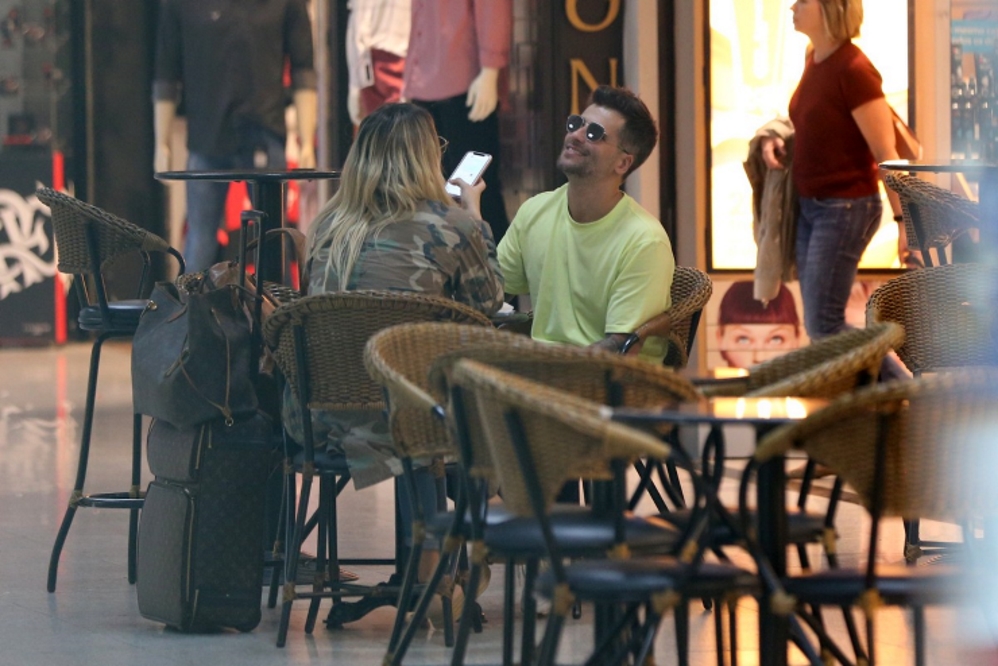 Bruno Gagliasso e Giovanna Ewbank são clicados em aeroporto com looks estilosos