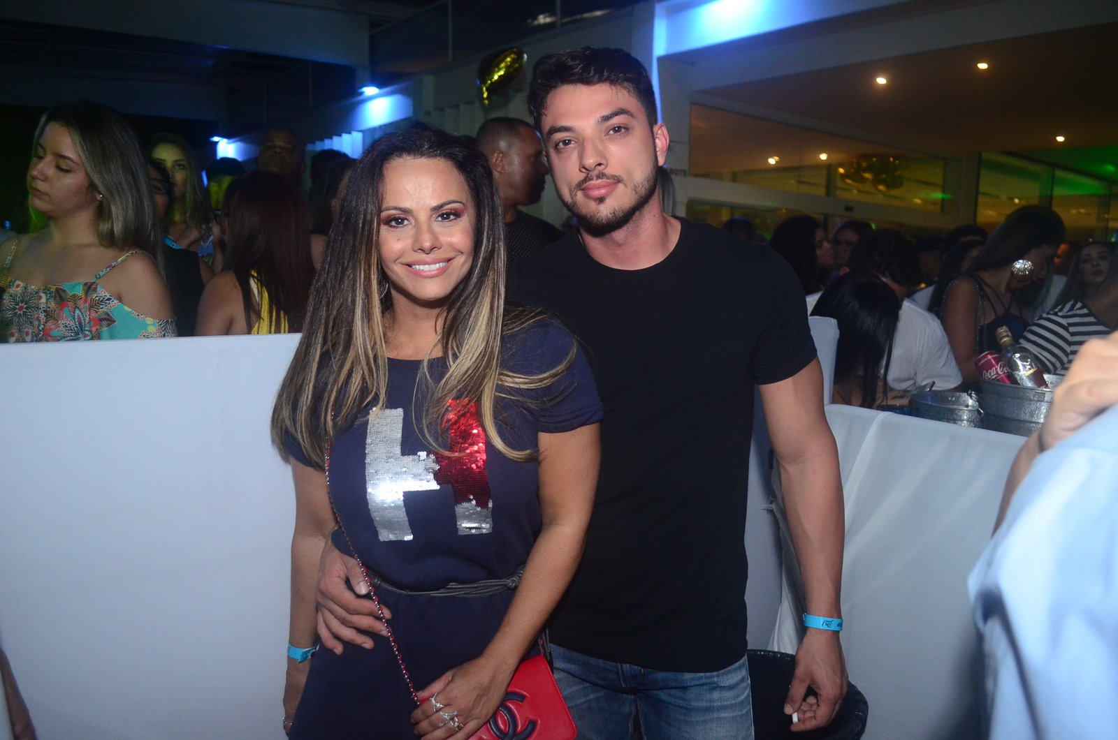 Viviane Araújo curte show com namorado, amigos e família no Rio