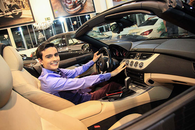 Dudu Camargo compra carro conversível de luxo