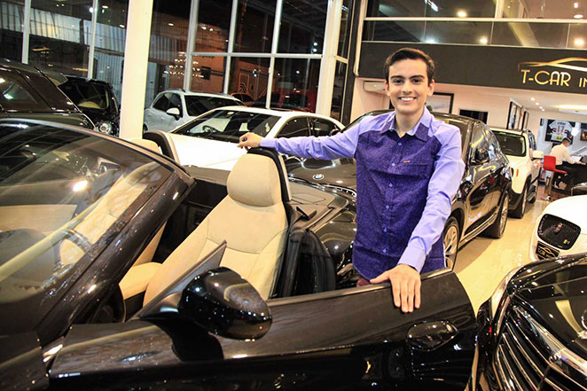 Dudu Camargo compra carro conversível de luxo