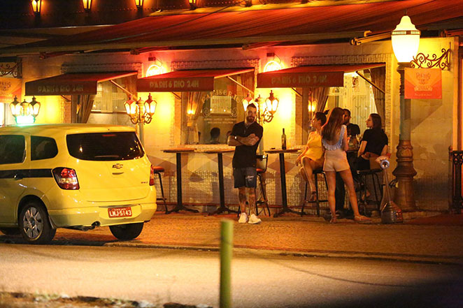 Felipe Titto curte restaurante na noite carioca