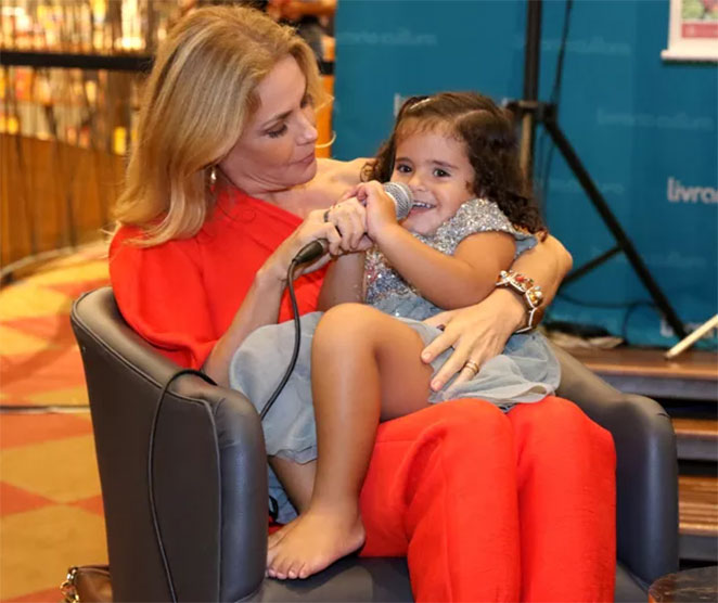 Filha de Carolina Ferraz esbanja fofura ao lançar livro 