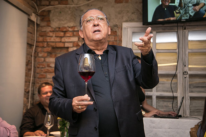 Galvão Bueno se delicia em degustação de vinhos