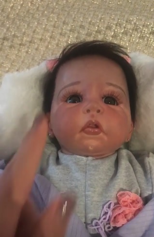 Graciele Lacerda mostra boneca inspirada em seu futuro filho