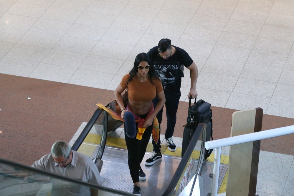 Gracyanne Barbosa e Belo são clicados em aeroporto