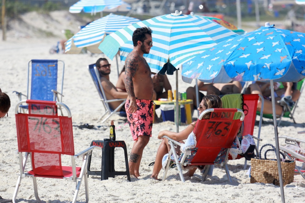 Gretchen curte praia carioca em família