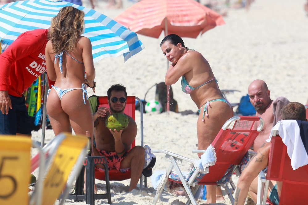 Gretchen curte praia carioca em família