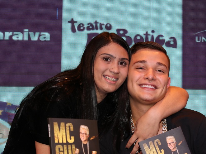 MC Gui faz tarde de autógrafos e recebe carinho de fãs em São Paulo