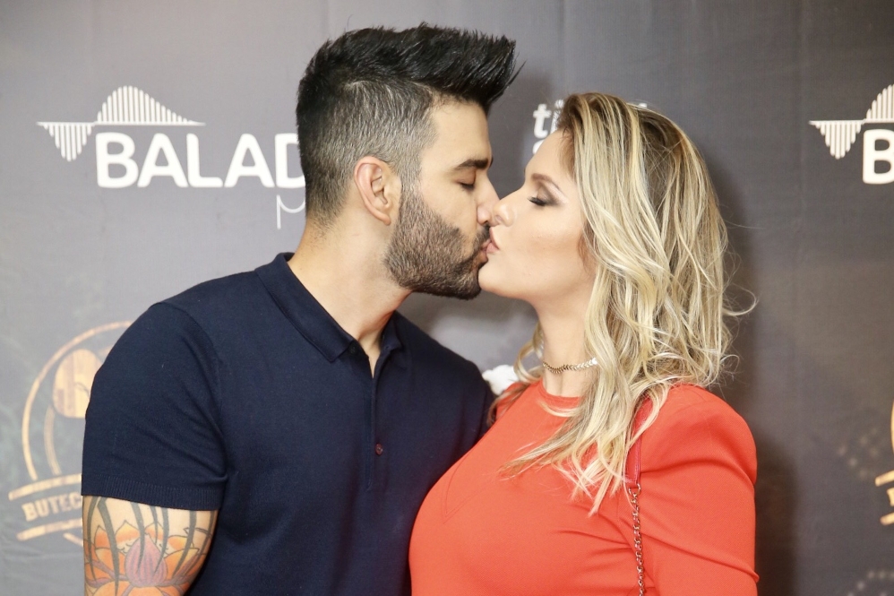 Gusttavo Lima apresenta show e recebe beijo de Andressa Suita