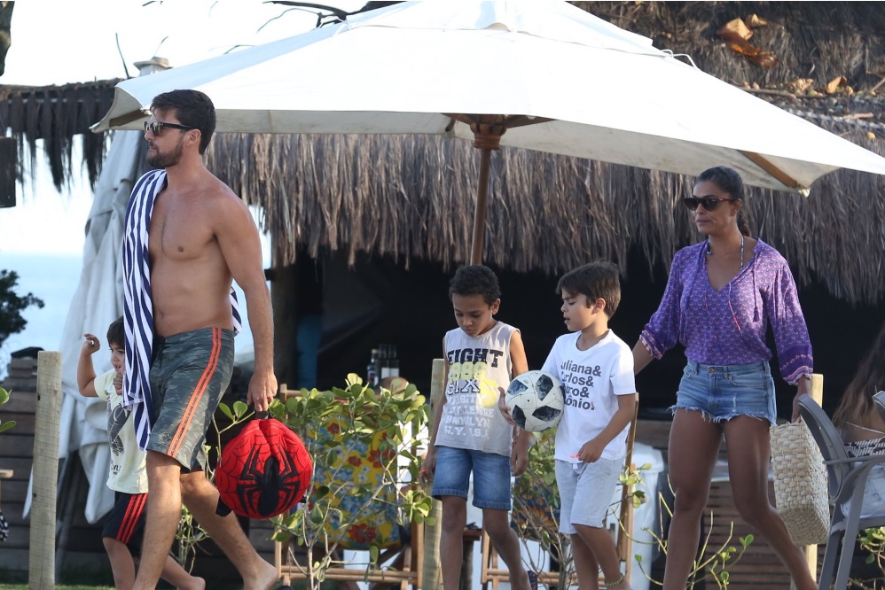 Juliana Paes aproveita tarde na praia com família e amigos