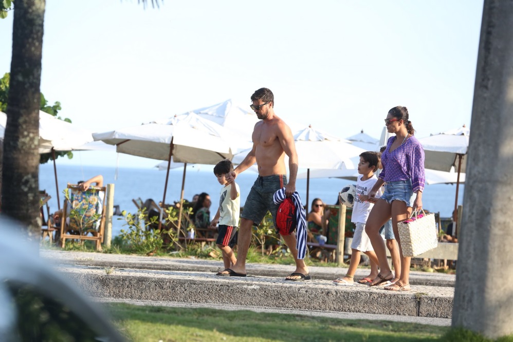 Juliana Paes aproveita tarde na praia com família e amigos