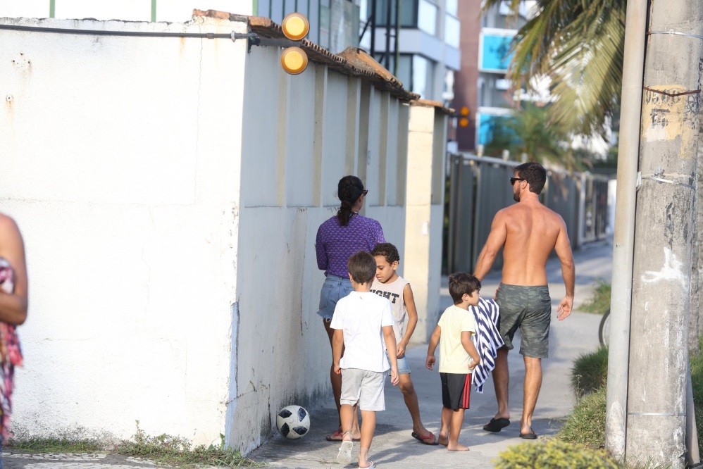 Juliana Paes aproveita tarde na praia com família e amigos