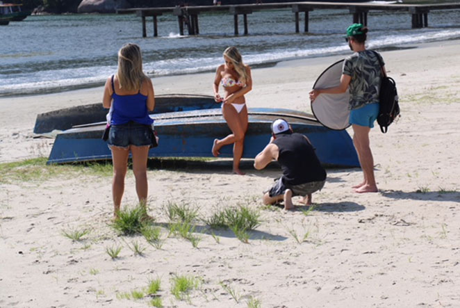 Musa fitness Gabi Bayerlein exibe corpão em ensaio na praia