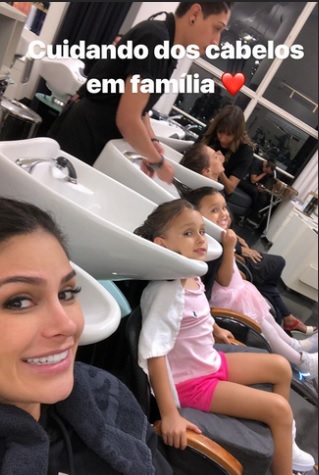 Natália Guimarães curte dia de beleza com as filhas gêmeas
