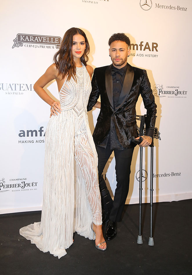 Neymar e Bruna Marquezine são só amor em evento de gala