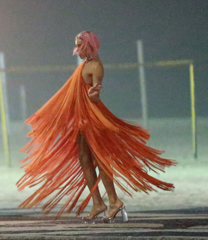 Pabllo Vittar grava clipe na praia do Leme, no Rio 