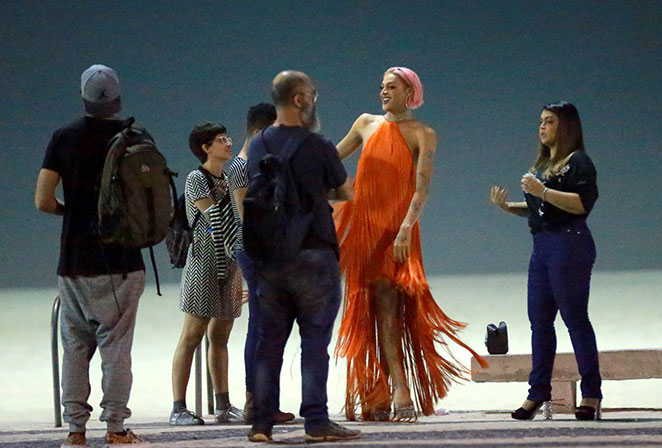 Pabllo Vittar grava clipe na praia do Leme, no Rio 