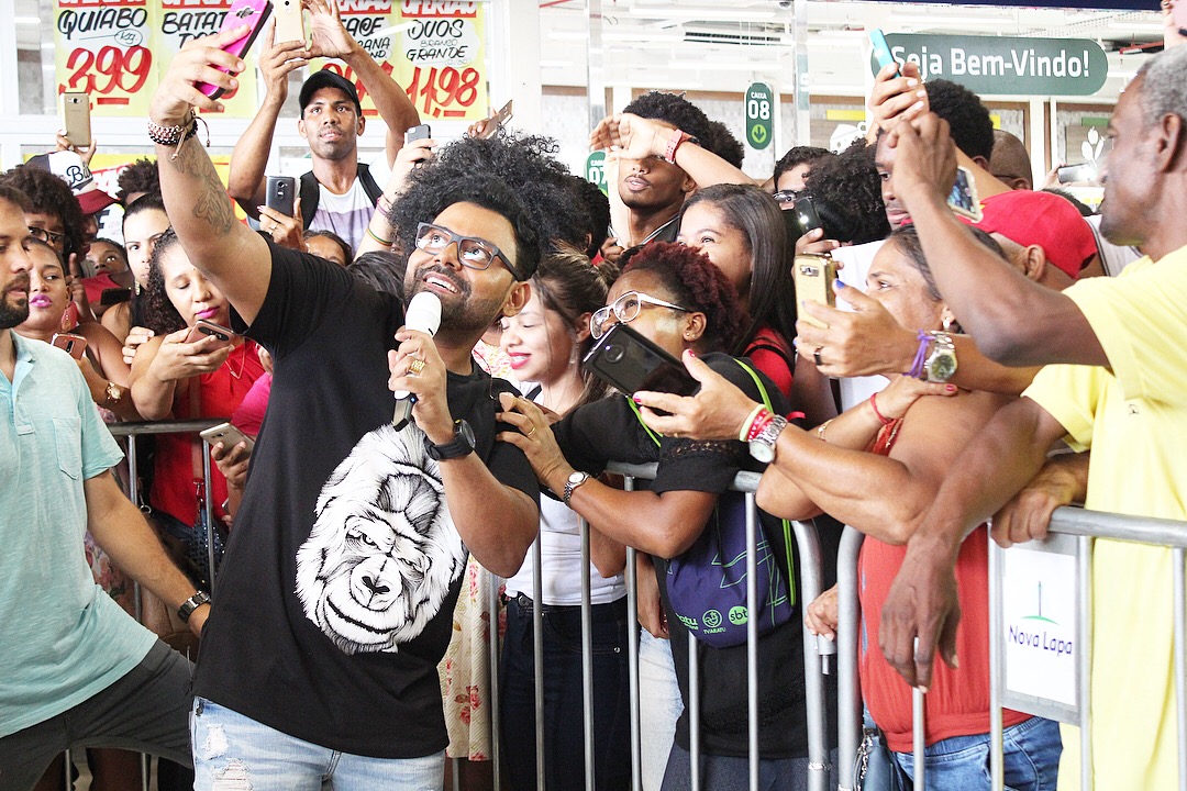 Pablo tira foto com fãs assistindo seu show na estação Nova Lapa