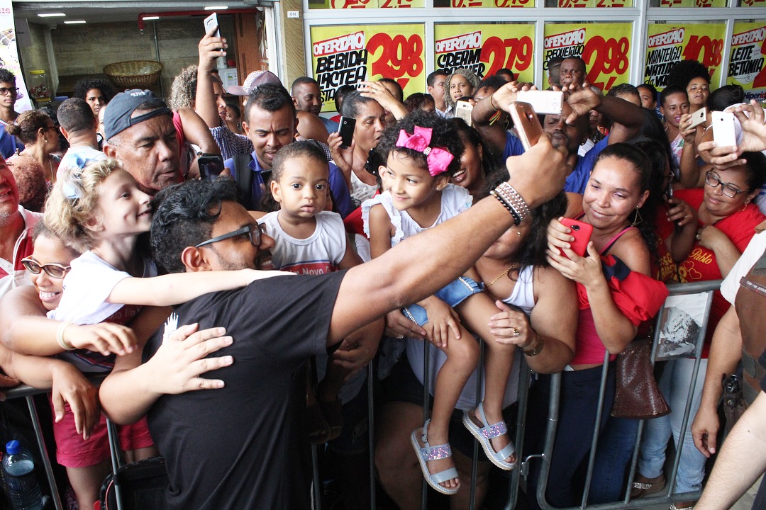 Muito simpático, Pablo posou para fotos ao lado do público