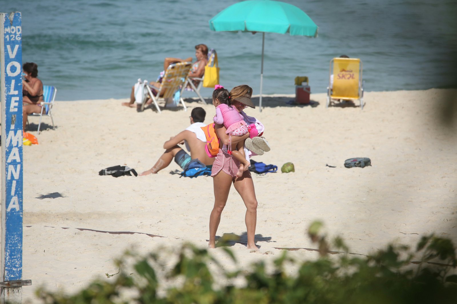 Deborah Secco curte dia de praia com a família no Rio de Janeiro