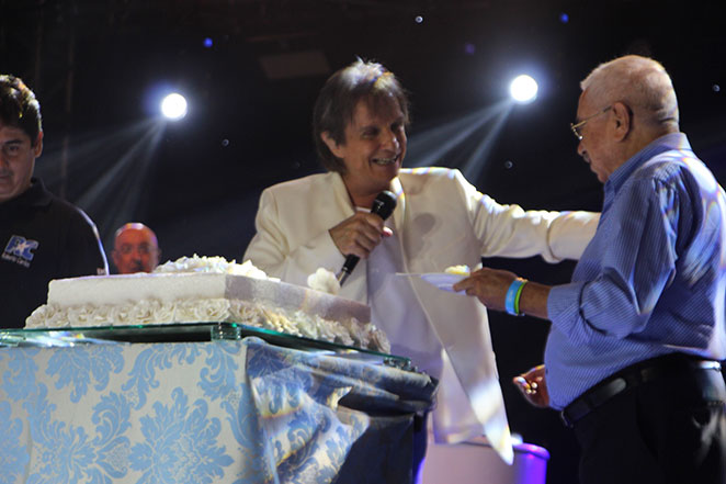 Roberto Carlos ganha bolo, flores e champanhe em show