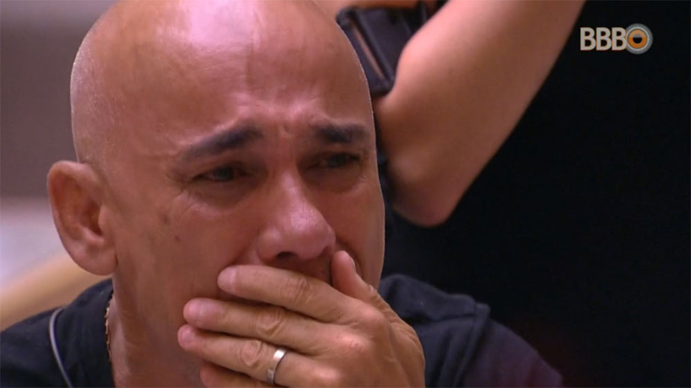 Já perto da grande final, Ayrton voltou a ficar com lágrimas nos olhos, assim como aconteceu, durante boa parte do Big Brother Brasil 18