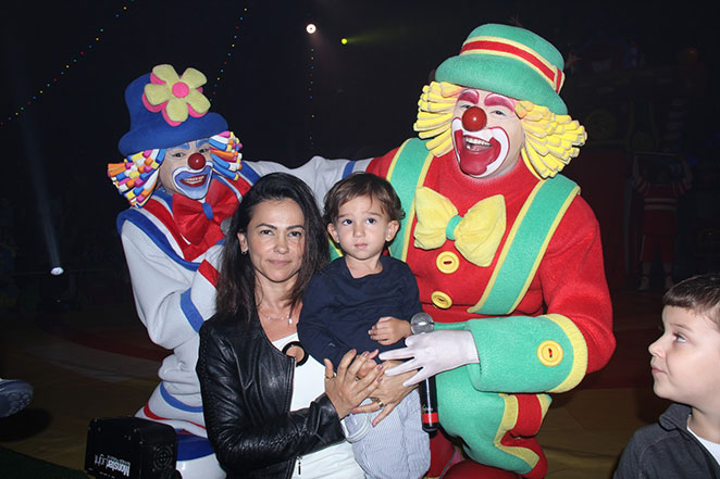Suzana Alves e Rafa Brittes levam os filhos ao circo