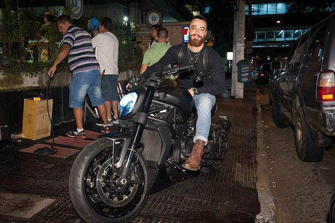 Trio de famosos participa de ação publicitária