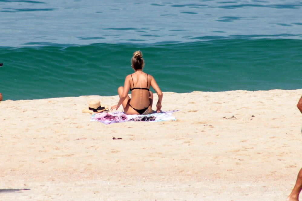 Yasmin Brunet exibe corpão em dia de praia