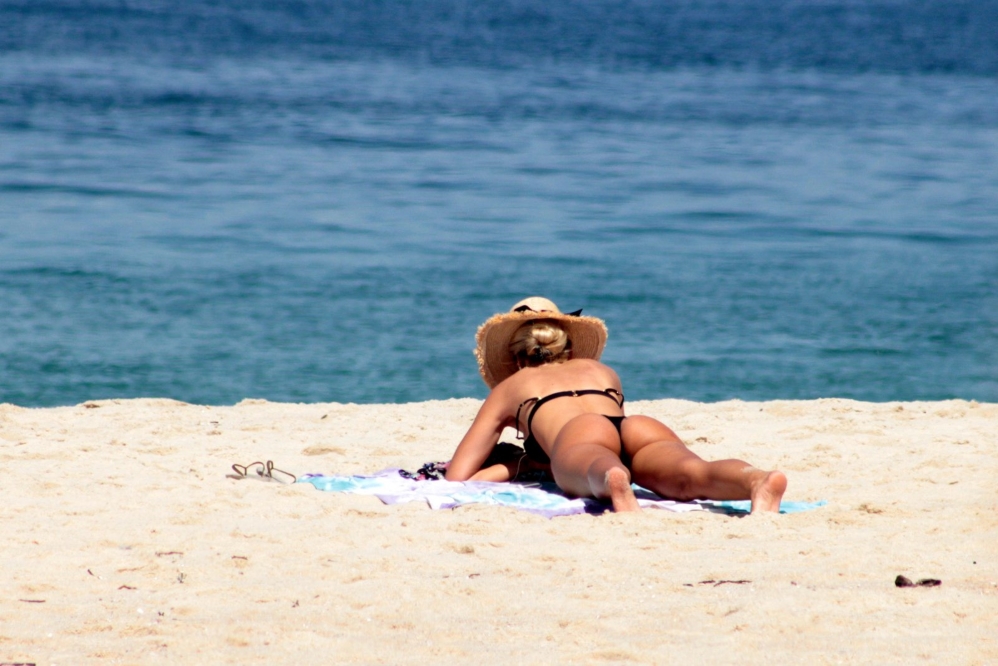 Yasmin Brunet exibe corpão em dia de praia