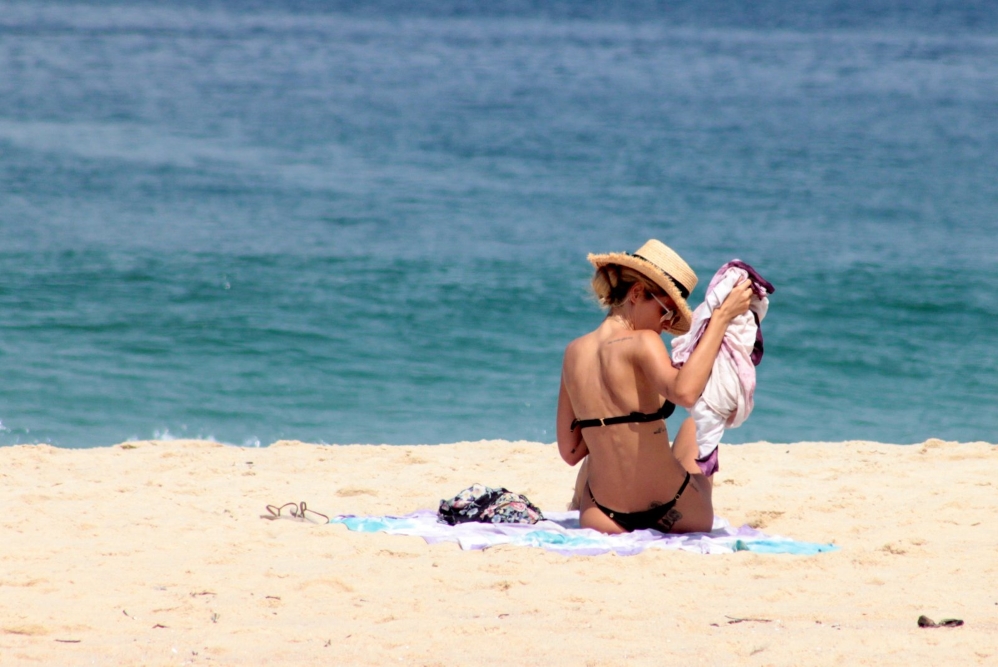 Yasmin Brunet exibe corpão em dia de praia