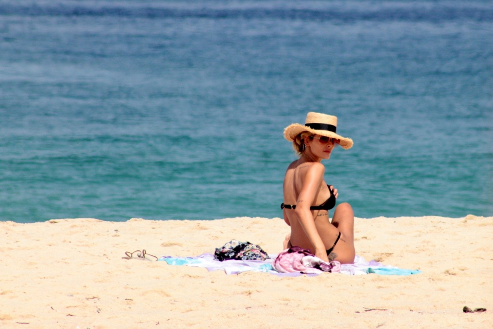 Yasmin Brunet exibe corpão em dia de praia