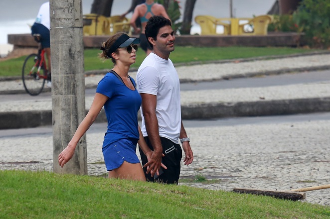 Grazi Massafera passeia com o namorado no Rio de Janeiro
