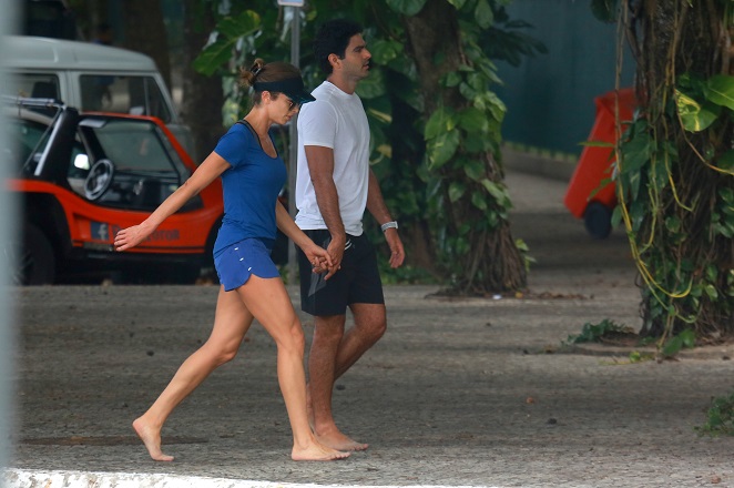 Grazi Massafera passeia com o namorado no Rio de Janeiro