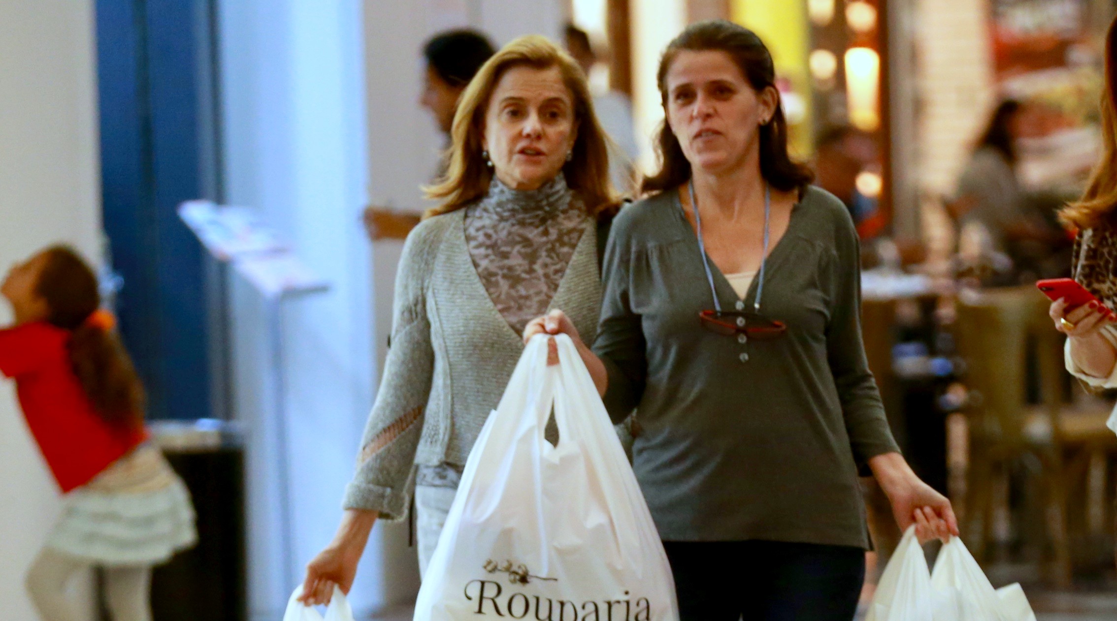 Marieta Severo é pura tranquilidade durante passeio no shopping