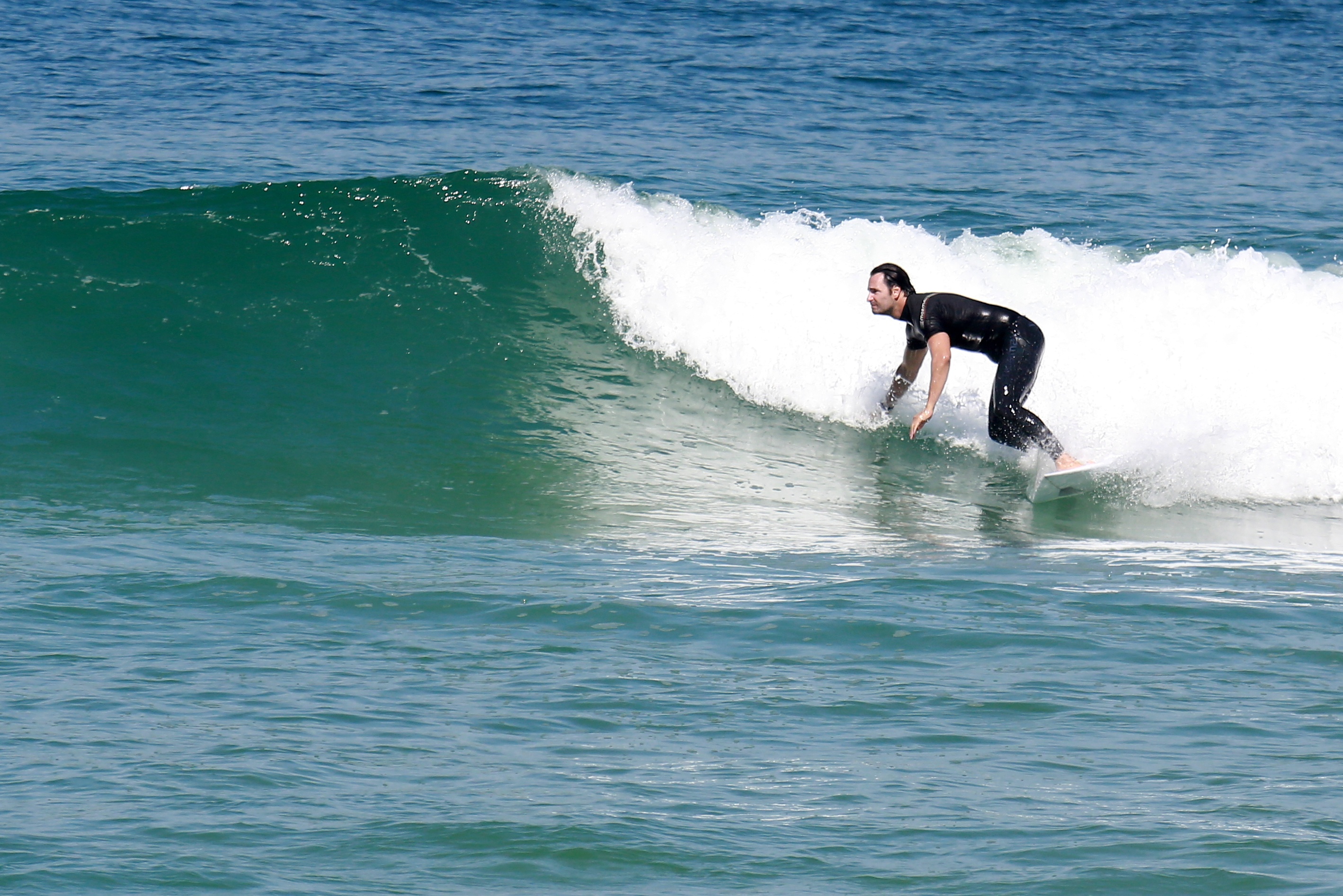 Rodrigo Santoro é pura tranquilidade em dia de surf no Rio