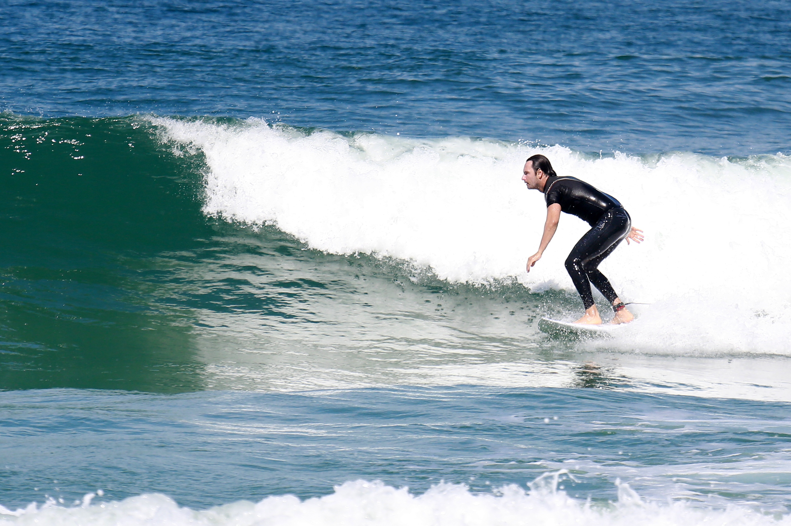Rodrigo Santoro é pura tranquilidade em dia de surf no Rio