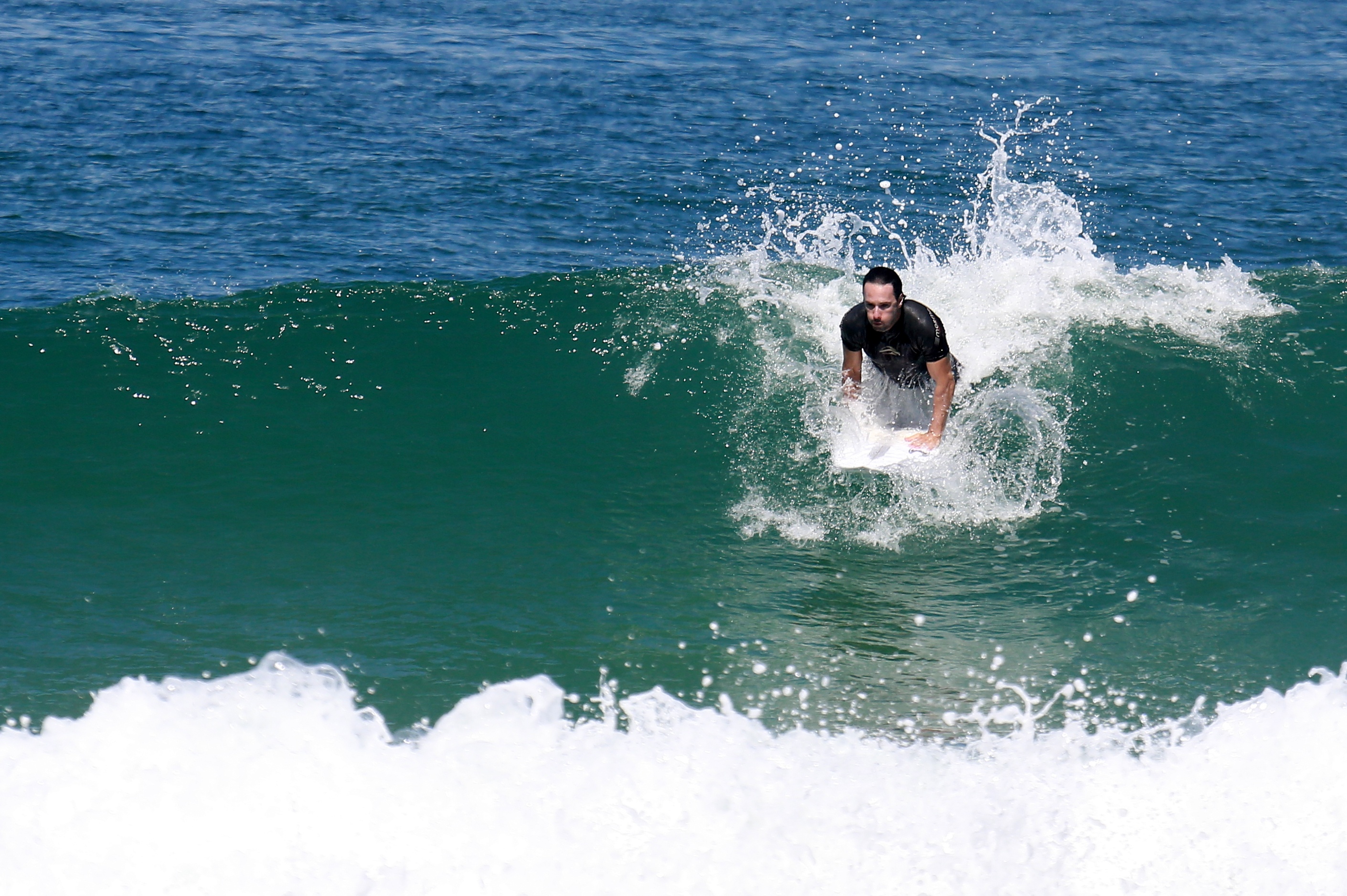 Rodrigo Santoro é pura tranquilidade em dia de surf no Rio