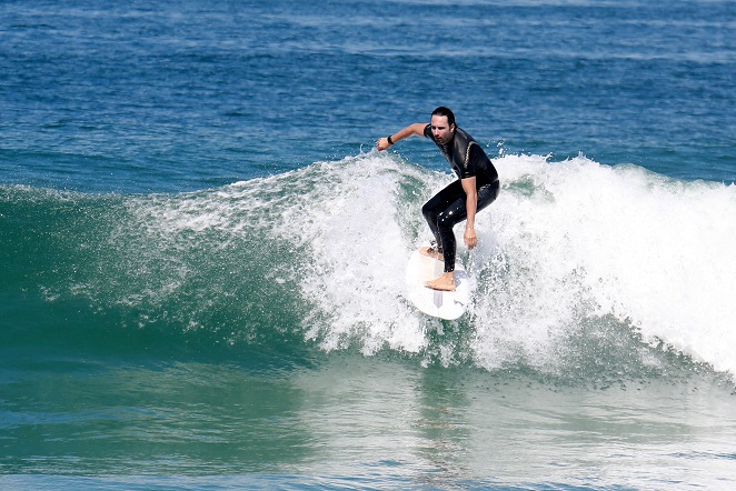 Rodrigo Santoro é pura tranquilidade em dia de surf no Rio