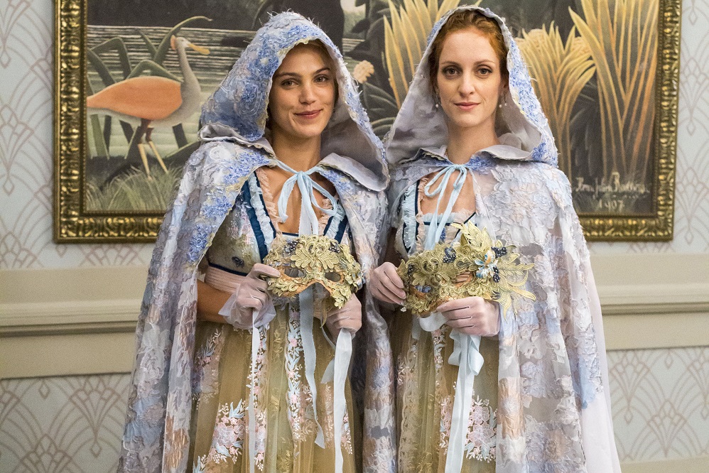 Jane (Pamela Tomé) e  Ludmila (Laila Zaid). Os vestido das duas têm charme e, apesar de não serem colados, moldam as curvas de ambas