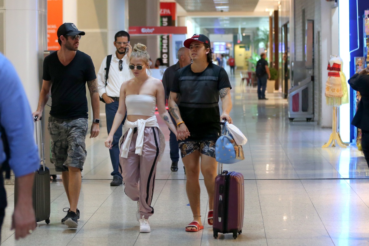 De mãos dadas, Whindersson Nunes e a esposa embarcam no Rio