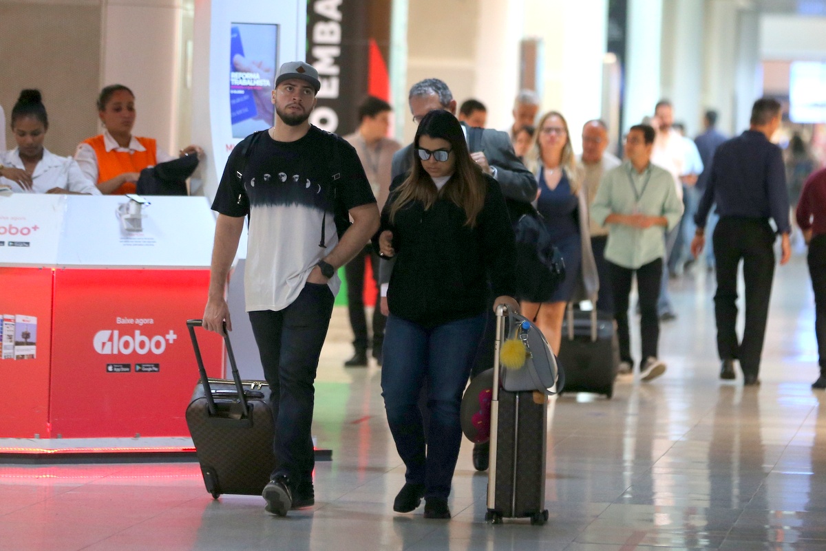 De mãos dadas, Preta Gil e Rodrigo Godoy embarcam no Rio