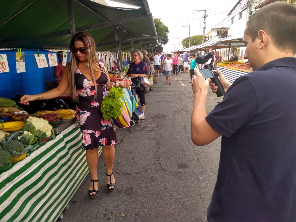 Solange Gomes para feira livre durante gravações