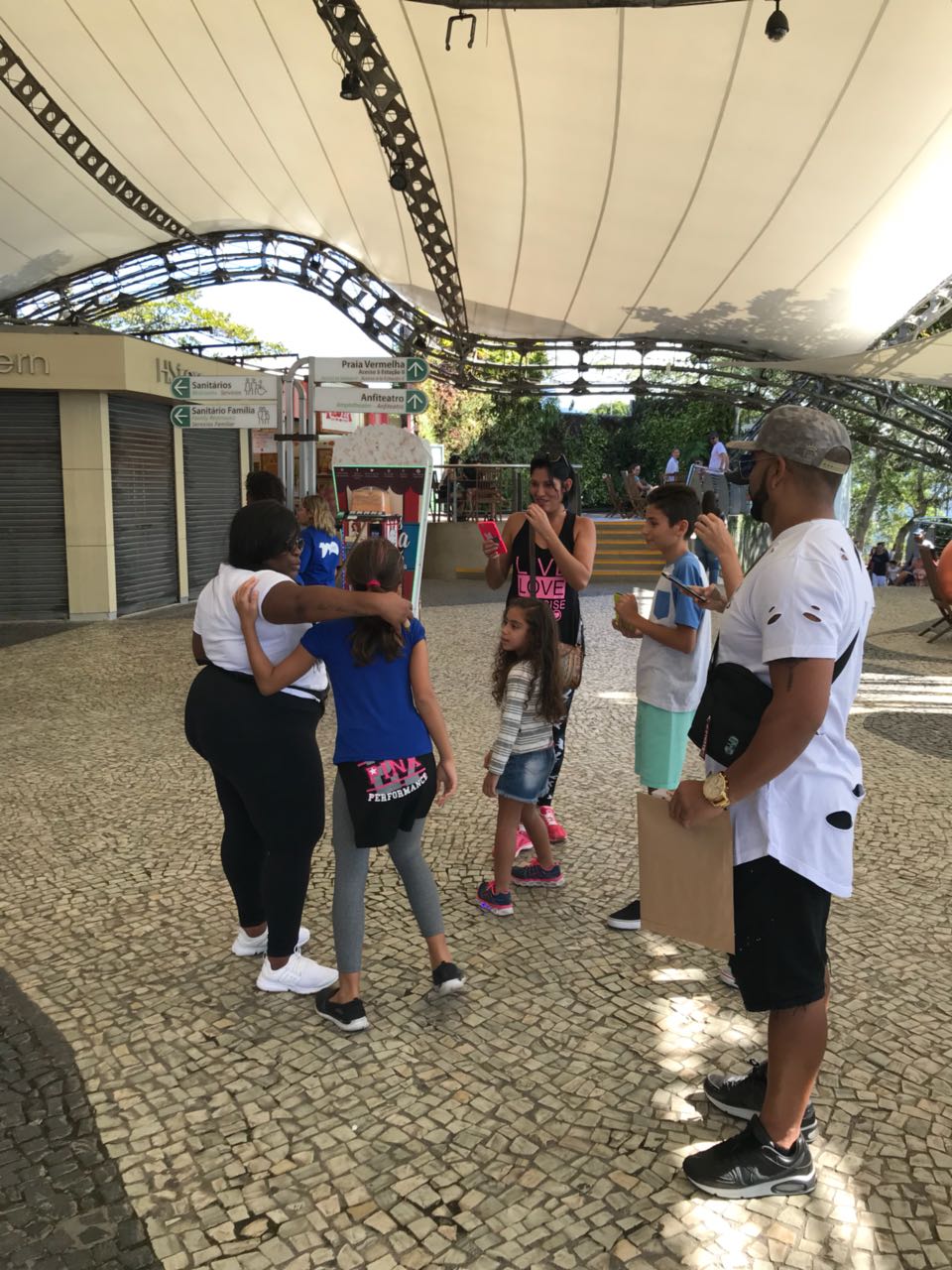 Cantora interagem com os fãs durante passeio