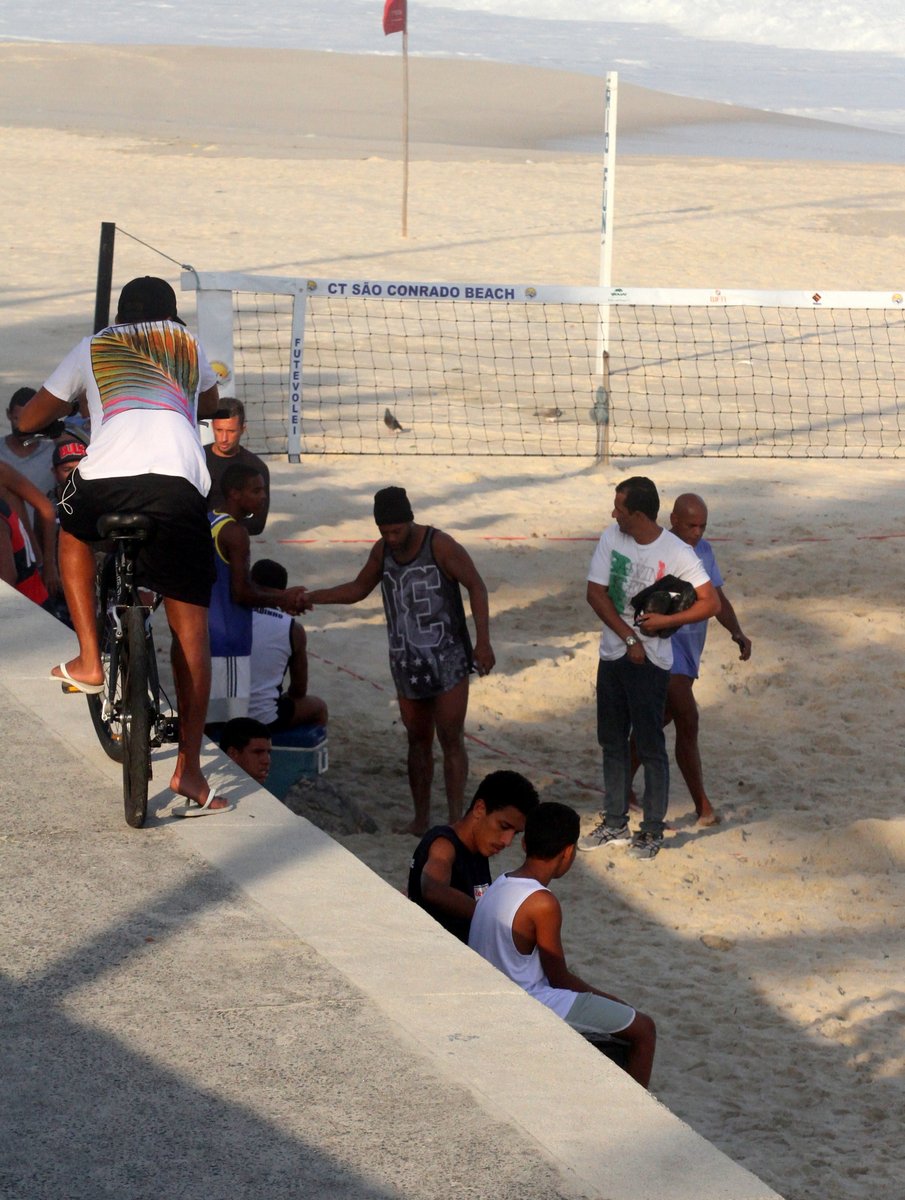 Ronaldinho Gaúcho é só estilo e simpatia em passeio na praia