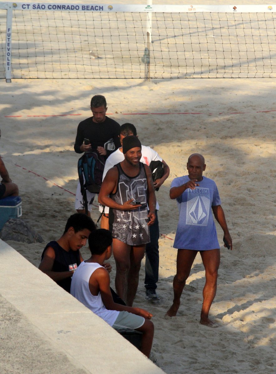 Ronaldinho Gaúcho é só estilo e simpatia em passeio na praia