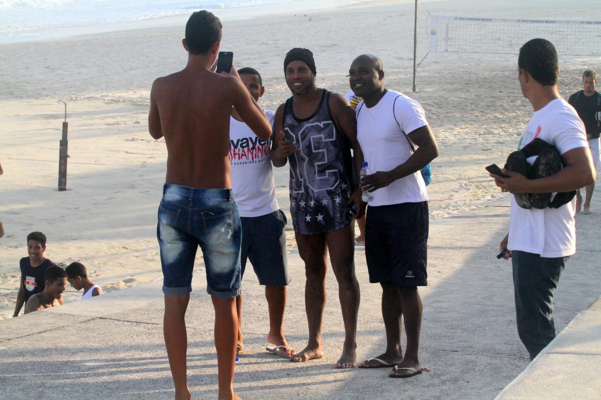 Ronaldinho Gaúcho é só estilo e simpatia em passeio na praia